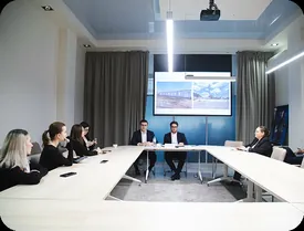 Конференц-зал: рабочая встреча, презентация на экране