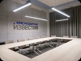 Конференц-зал в пустом виде: стол, кресла, серые шторы